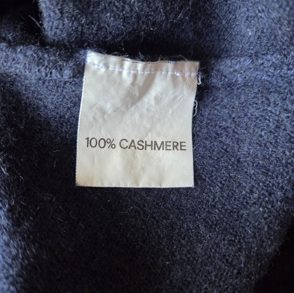Men's Navy Cashmere V-Neck Sweater - Picture 7 of 8